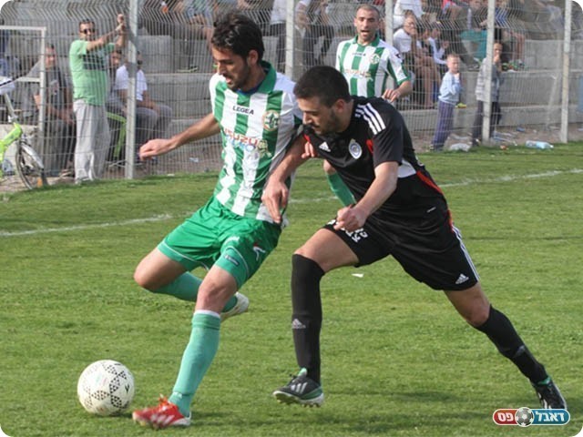 נסרלאדין שומר על הכדור (צילום: שלומי גבאי)